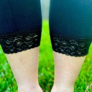 Black cotton capri leggings with lace trim